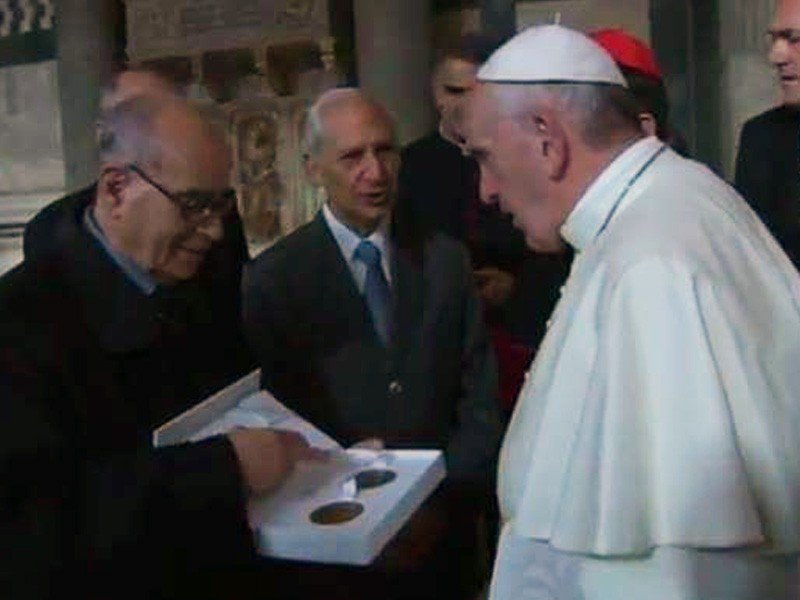 consegna della medaglia della picchiani e barlacchi a papa francesco